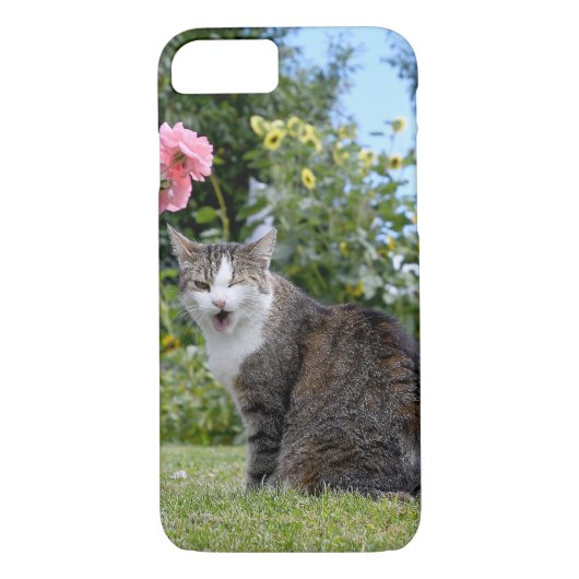草の上で歩くタブビー猫 Case-Mate iPhoneケース (裏面)