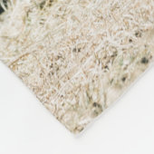 草の上に座るビーチ フリースブランケット (角)