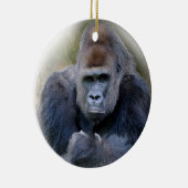 草の上に横たわるゴリラのクローズアップ セラミックオーナメント (右)