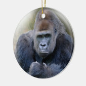 草の上に横たわるゴリラのクローズアップ セラミックオーナメント (左)