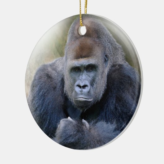 草の上に横たわるゴリラのクローズアップ セラミックオーナメント (左)