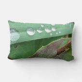 草の上に落ちるデコキシセン ランバークッション (裏面)