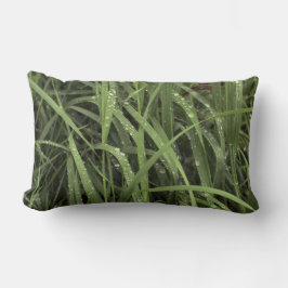 草の上に落ちる ランバークッション