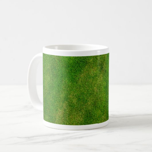 草の上のパーソナライズされたゴルフボール コーヒーマグカップ (正面左)