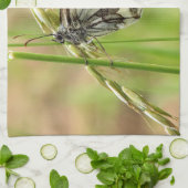 草の上の大理石模様の白い蝶 キッチンタオル (折り畳み)