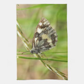 草の上の大理石模様の白い蝶 キッチンタオル (縦)