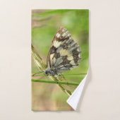 草の上の大理石模様の白い蝶 ハンドタオル (ハンドタオル)