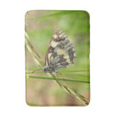 草の上の大理石模様の白い蝶 バスマット (正面縦)