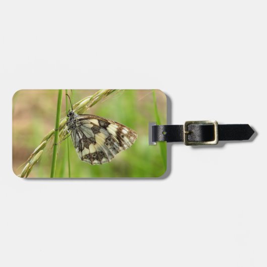 草の上の大理石模様の白い蝶 ラゲッジタグ (正面横)
