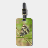 草の上の大理石模様の白い蝶 ラゲッジタグ (正面縦)