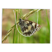 草の上の大理石模様の白い蝶 ラージペーパーバッグ (裏面)