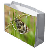 草の上の大理石模様の白い蝶 ラージペーパーバッグ (裏面アングル)