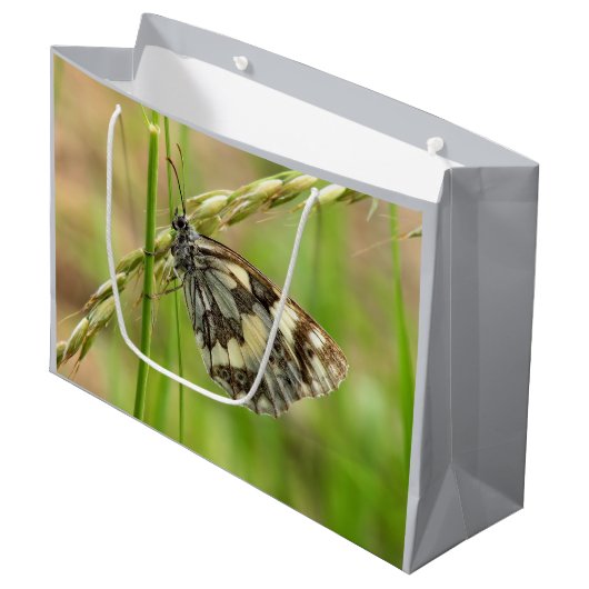 草の上の大理石模様の白い蝶 ラージペーパーバッグ (正面アングル)