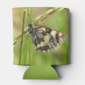 草の上の大理石模様の白い蝶 缶クーラー (裏面)