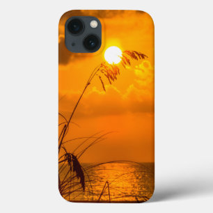 草の上の日の出 iPhone 13ケース
