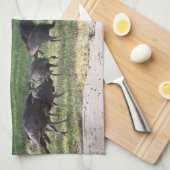 草の上の野生の七面鳥の写真 キッチンタオル (四つ折り)