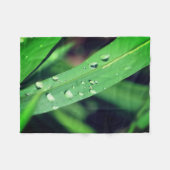 草の上の雨粒 フリースブランケット (正面(横))