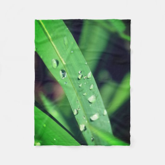 草の上の雨粒 フリースブランケット (正面)