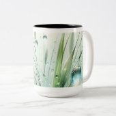 草の中から優しく落ちる露 ツートーンマグカップ (正面右)