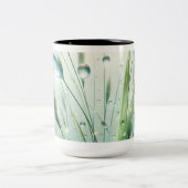 草の中から優しく落ちる露 ツートーンマグカップ (中央)