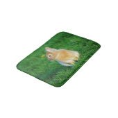 草の中に座ったかわいい子犬バニー バスマット (アングル)