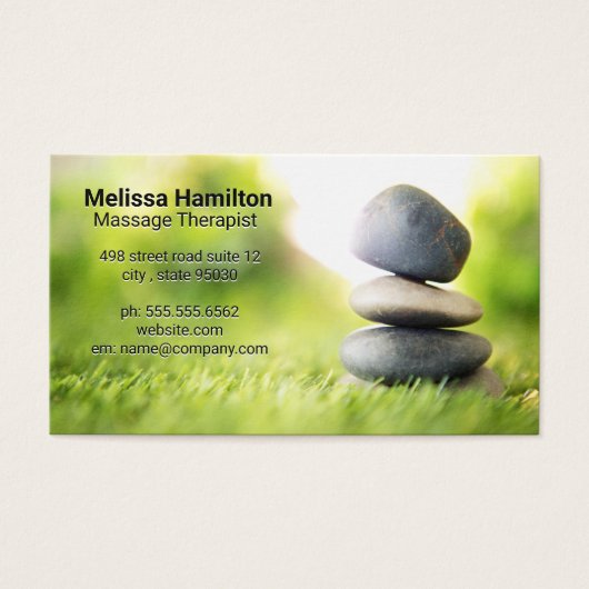 草の中に積み上げた石 (正面)