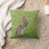 草の中に立ち、恥ずかしそうに見えるウサギ クッション (ブランケット)