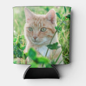 草の中に緑の目を持つジンジャーネコ 缶クーラー (正面)