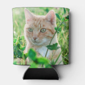 草の中に緑の目を持つジンジャーネコ 缶クーラー (裏面)