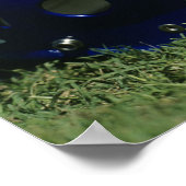 草の中のアメリカンフットボールのヘルメット、クローズアップ ポスター (角)