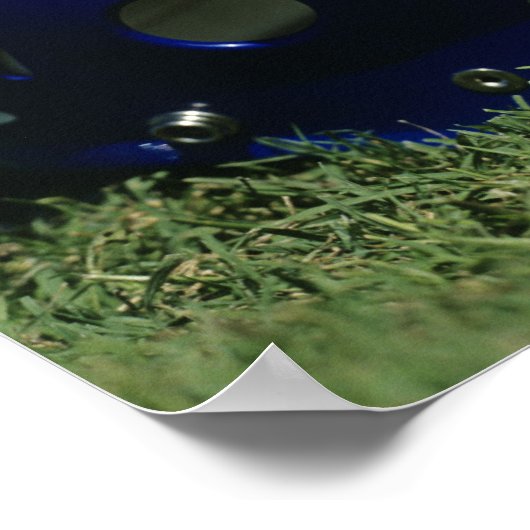 草の中のアメリカンフットボールのヘルメット、クローズアップ ポスター (角)