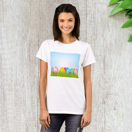 草の中のカラフルなイースターエッグ Tシャツ