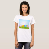 草の中のカラフルなイースターエッグ Tシャツ (正面フル)