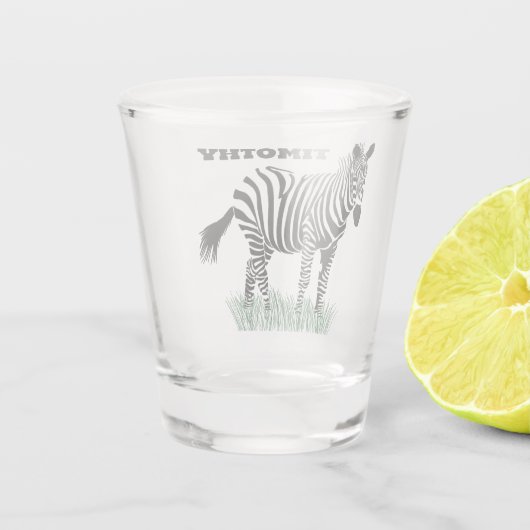 草の中のゼブラ現実的イラストレーション ショットグラス (裏面)