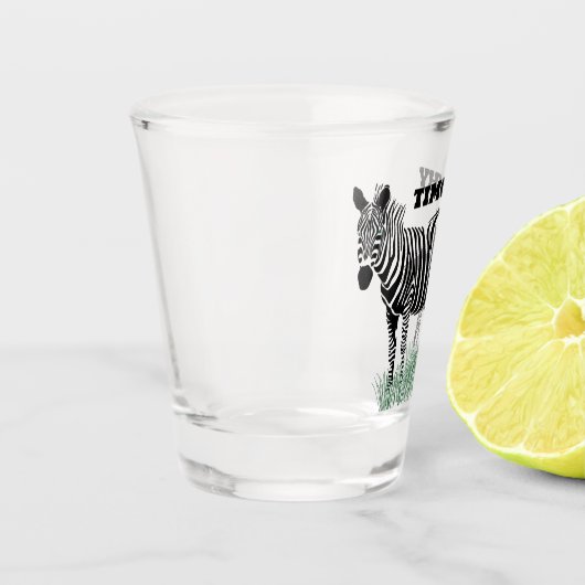 草の中のゼブラ現実的イラストレーション ショットグラス (左)