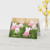 草の中のピンクと白のイースターバニー カード (黄色い花)