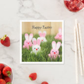 草の中のピンクのイースターバニー スタンダードカクテルナプキン (インサイチュ)