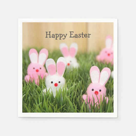 草の中のピンクのイースターバニー スタンダードカクテルナプキン (正面)