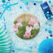 草の中のピンクのイースターバニー ペーパープレート (パーティー)