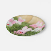 草の中のピンクのイースターバニー ペーパープレート (アングル)