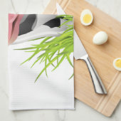 草の中のホルスタイン牛 キッチンタオル (四つ折り)