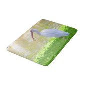 草の中の片脚に白いイビスウオウトドリの写真 バスマット (アングル)