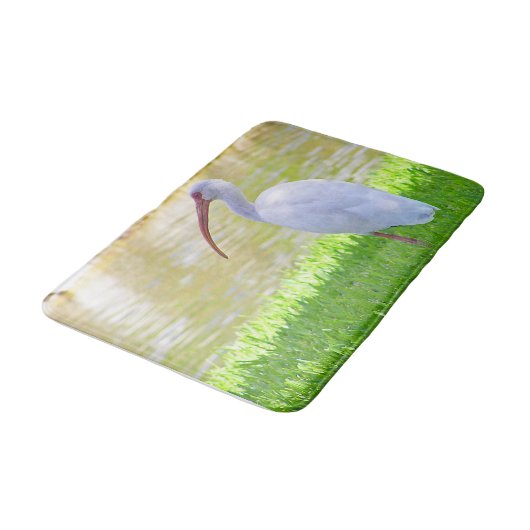 草の中の片脚に白いイビスウオウトドリの写真 バスマット (アングル)