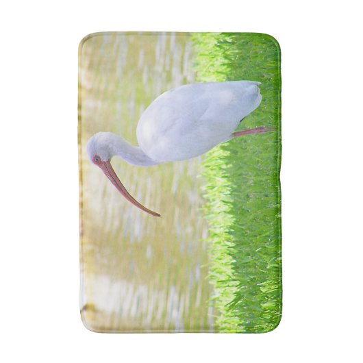 草の中の片脚に白いイビスウオウトドリの写真 バスマット (正面縦)