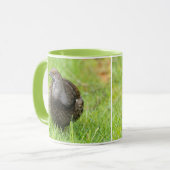 草の中の美しい心地よいグロースのゲームバード マグカップ (正面左)