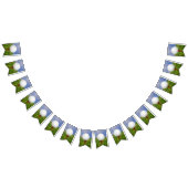 草の中の赤いティーの上のゴルフボール バンティングフラッグ (全)