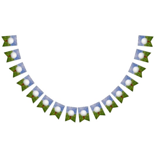 草の中の赤いティーの上のゴルフボール バンティングフラッグ (全)