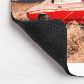 草の中の赤いマッスルカー。 マウスパッド (コーナー)