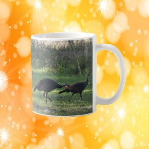 草の中の野生の七面鳥の写真 コーヒーマグカップ