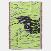 草の中の黒い熱狂する猫 スローブランケット (正面縦)